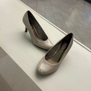 Life Stride Soft System Cream Pointed Toe Heels with Medium Heel-Preowned